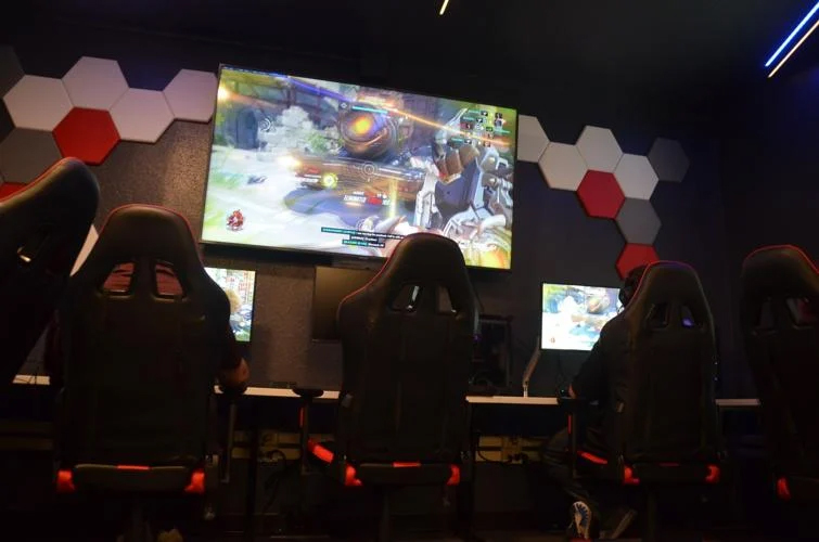 Students playing game in the Esports Center